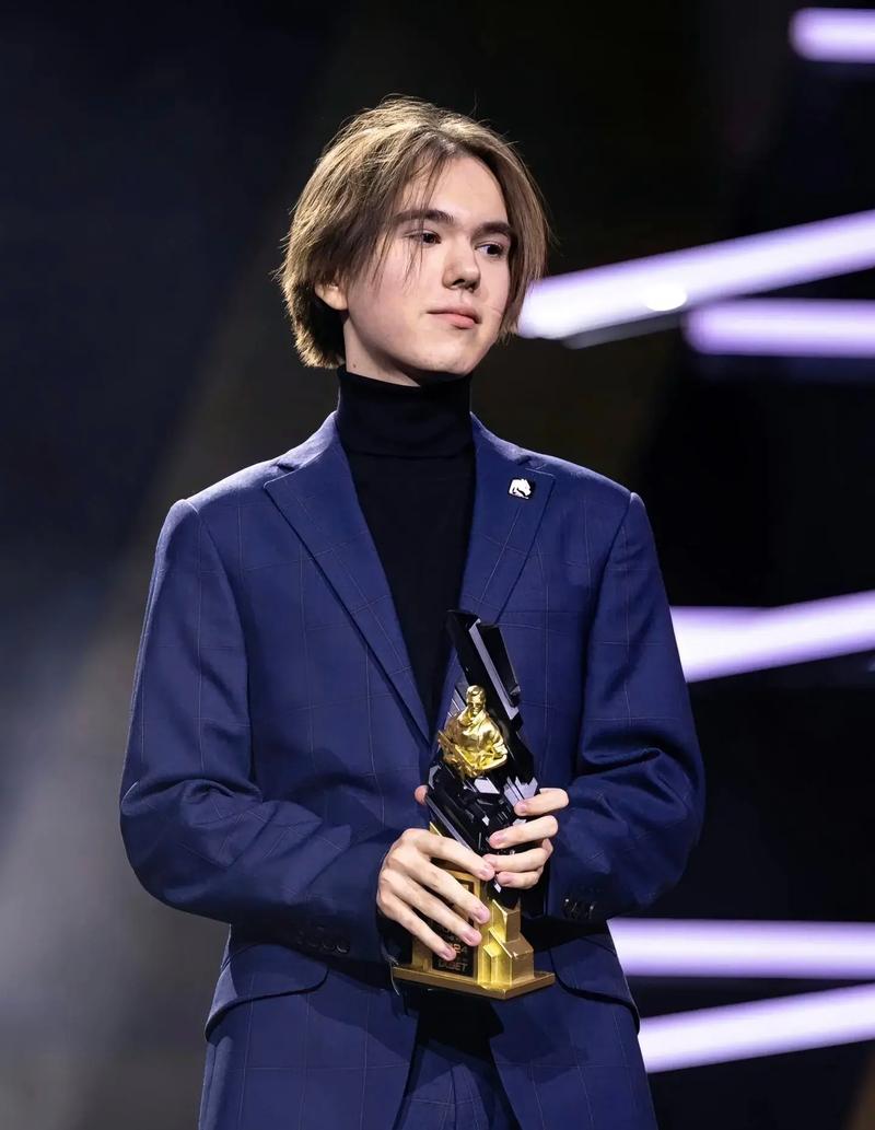 在最新的更新中，发现了关于新游戏模式和箱子的代码