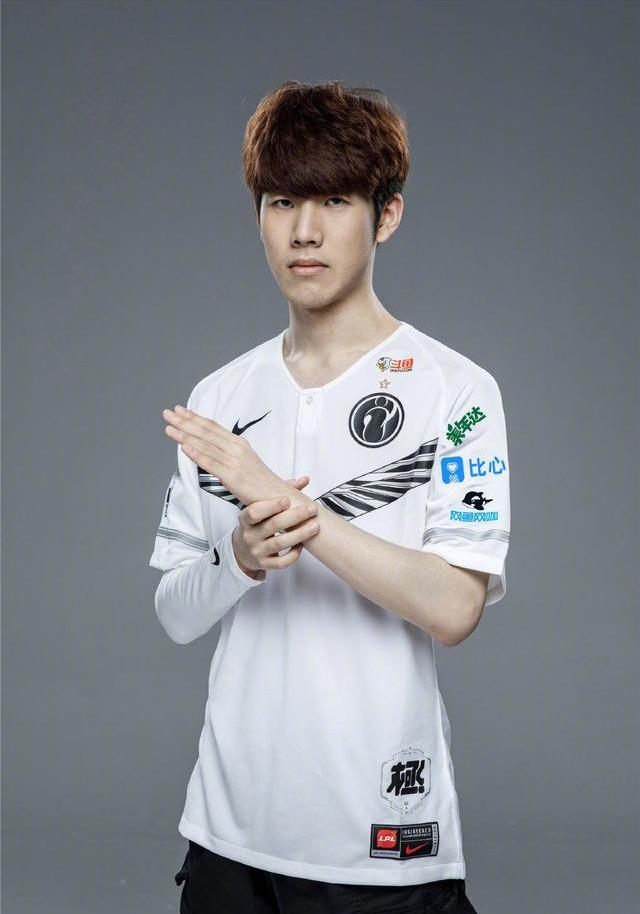 一起打开香槟吧！ Jee 的狙击手三杀白色菜单，突破B点， TyLoo 战胜NAVI赢得第一张地图