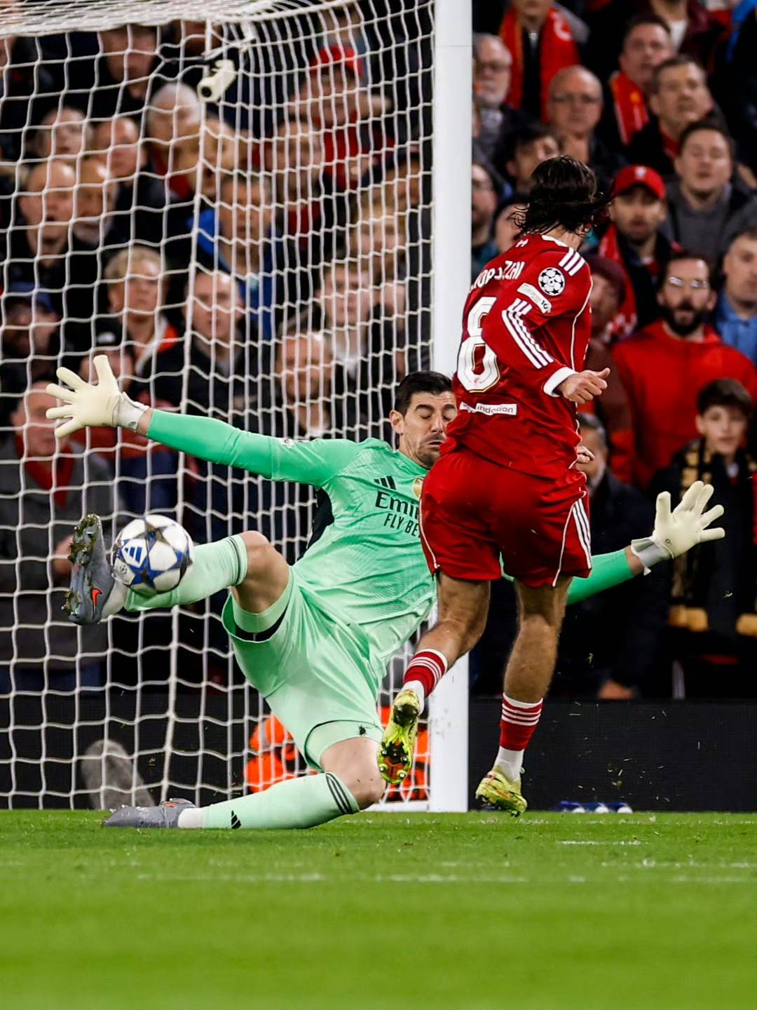 世体：梅西亲签的新秀球星卡被拍卖行估值35000欧元（世体：拍卖行给梅西亲笔签名新秀卡估价3.5万欧元）